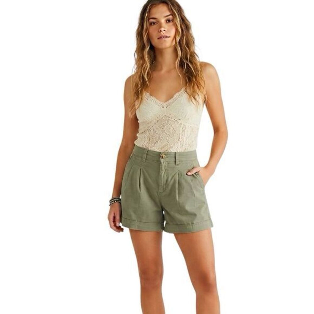A New Day Womens Shorts Sz 8 Pleated Chino Preppy Green High Rise Hiking Earthy